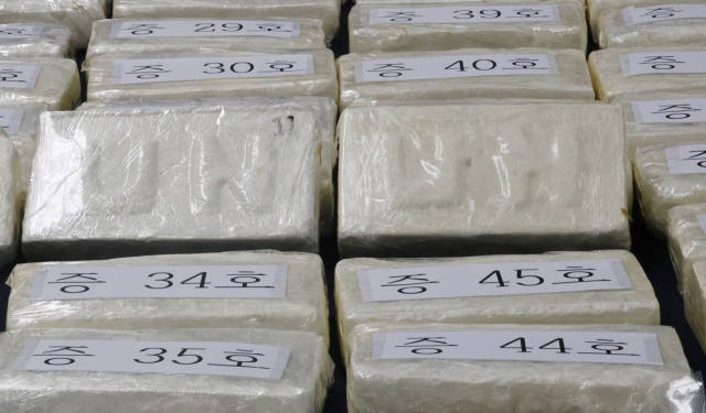 Cocaine that was confiscated while attempting to be smuggled into South Korea is on display at an Aug. 19 briefing at the headquarters of the Korea Coast Guard Region-Central in Incheon. (Yonhap)