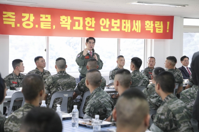 Defense Minister Kim Yong-hyun (center) speaks during his inspection of a Marine Corps unit at an unspecified location on Monday, in this photo provided by his office. (Yonhap)