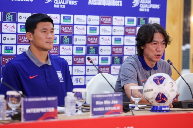 South Korea head coach Hong Myung-bo (right) speaks during a during a press conference held at a Muscat hotel, Oman, Monday. (Yonhap)