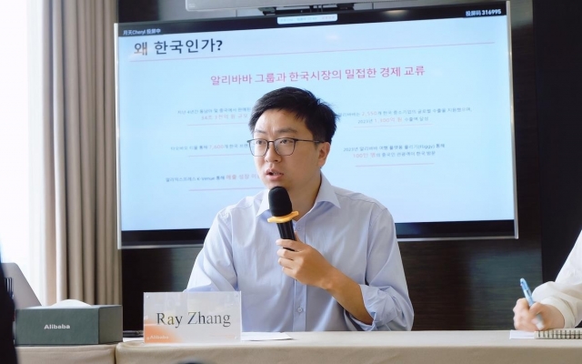 This photo, taken Sept. 3, and provided by AliExpress, shows the company's CEO Ray Zhang brefing on its future business plans in South Korea at Alibaba Group's headquarters in Hangzhou. (Yonhap)