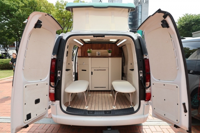 Inside of the pet funeral service vehicle (Mapo-gu Office)