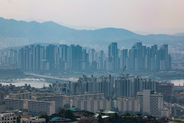 This photo taken on Sunday shows apartment complexes in southern Seoul, seen from Namsan Mountain. (Yonhap)