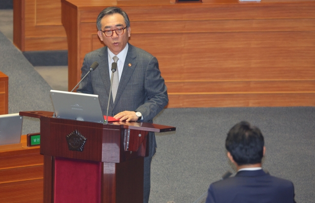 South Korean Foreign Minister Cho Tae-yul answers questions from lawmakers during a parliamentary session held at the National Assembly in western Seoul, late Tuesday. (Yonhap)