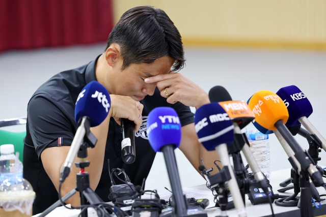 Suwon FC player Son Jun-ho pauses to gather himself during a press conference in Suwon, south of Seoul, on Wednesdady, claiming his innocence in light of China's decision to ban him for life over match-fixing charges. (Yonhap)