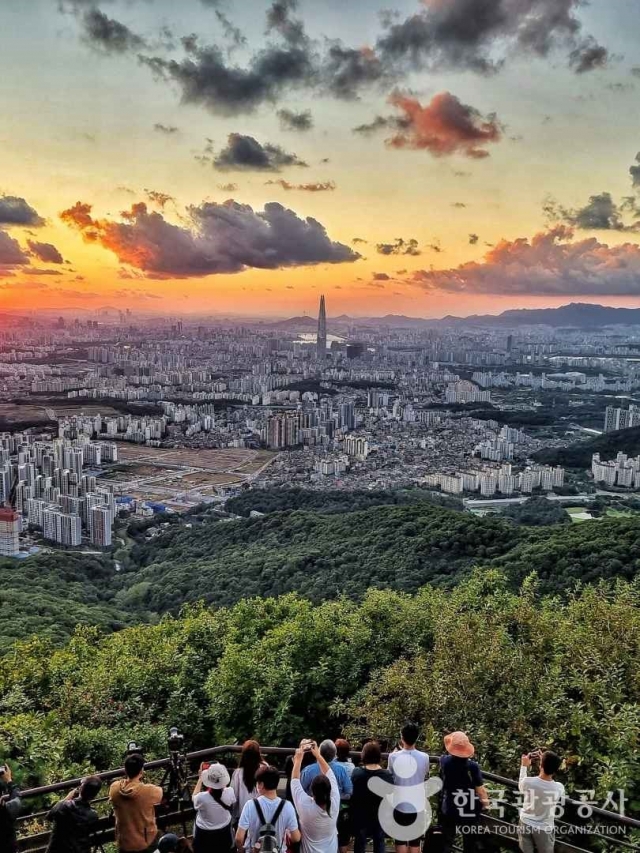 People enjoy both the sunset and Seoul's cityscape from one of Namhansanseong's observatories. (Korea Tourist Organization)