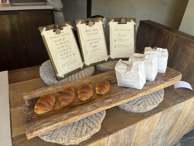 Salt bread are on display at Jayeondo Salt bread in Seongsu-dong, Seoul. (Kim Da-sol/The Korea Herald)