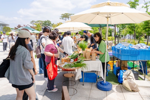 Visitors browse through crops at the National Theater of Korea's Cultural Plaza in May 2024.(National Theater of Korea)