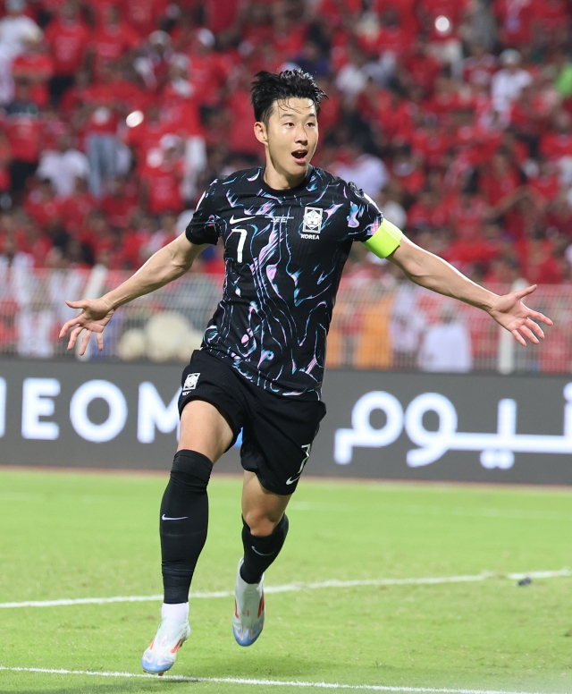 Son Heung-min celebrates after scoring the go-ahead goal in South Korea's World Cup qualification match against Oman, held Sept. 10 at the Sultan Qaboos Sports Complex in Muscat. (Yonhap)