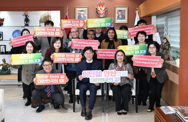 Indonesian Embassy Charge d'Affaires Zelda Wulan Kartika (right, sitting next to Ansan Mayor Lee Min-geun) and embassy staff show support for Ansan's campaign to host the new immigration agency on Jan. 31. (Ansan City)