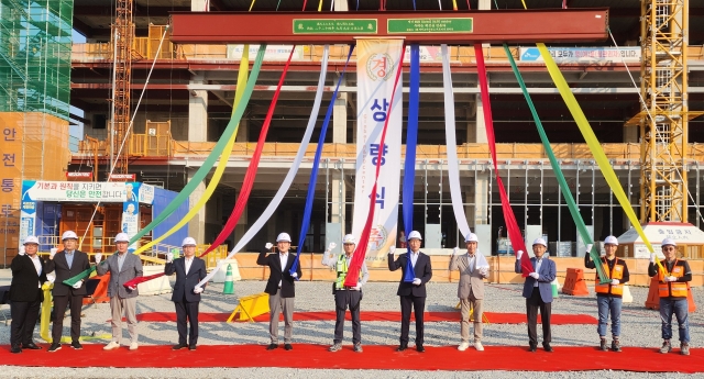 SK Bioscience CEO Ahn Jae-yong (fifth from right) and company officials pose for a photo at a framing completion ceremony in Songdo, Incheon, Monday. (SK Bioscience)