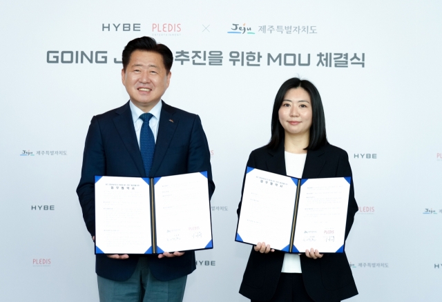 Jeju Governor Oh Young-hun (left) and Pledis CEO Lee Da-hye pose for a photo at the Hybe headquarters in Yongsan, Seoul, Friday. (Jeju Special Self-Governing Province)