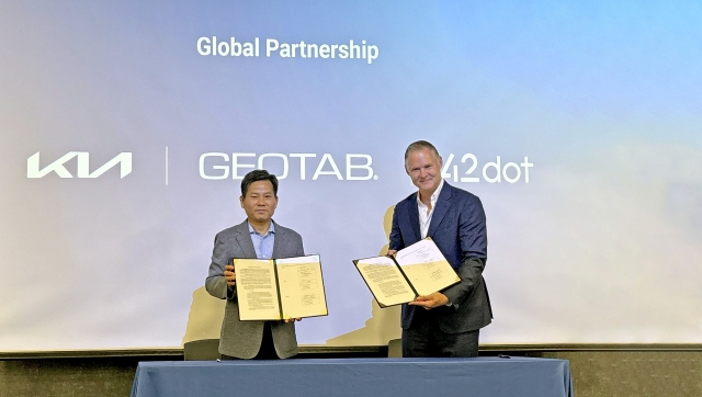 Kim Sang-dae (left), head of Kia’s PBV business planning division, and Louis De Jong, Geotab’s chief revenue officer, pose at the signing of a memorandum of understanding to co-develop Kia’s fleet management system for its Purpose-Built Vehicles. (Kia)