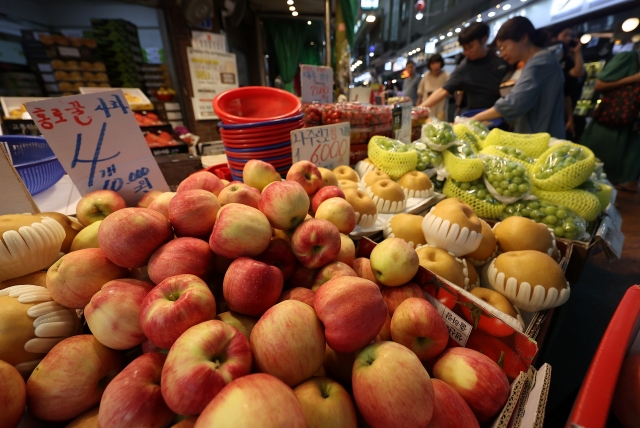 Fruits are piled up at a store in a local market in Mangwon-dong of Mapo-gu, Seoul, on Thursday. (Yonhap)