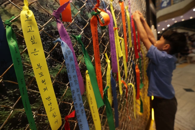 Writings written by separated families and visitors are displayed at the 2nd Separated Families Day commemorative exhibition at the Seoul Museum of History in Jongno-gu, Seoul, on Thursday. (Yonhap)