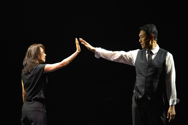 Moon Jeong-hee (left) and Park Sung-woong perform a scene from 