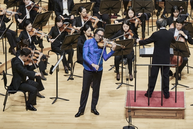 Violinist Leonidas Kavakos performs with the KBS Symphony Orchestra on Sept. 11 during the 2024 Classic Revolution at Lotte Concert Hall in Seoul. (Lotte Concert Hall)