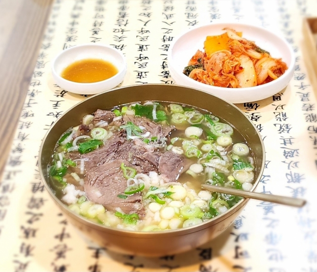 Gomtang at Ido Gomtang at Shinsegae Central City in Seocho-gu, Seoul. (Choi Si-young/The Korea Herald)