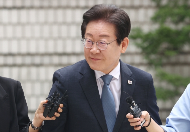 Lee Jae-myung, leader of the main opposition Democratic Party, attends a court hearing at the Seoul Central District Court in the capital on Sept. 13. (Yonhap)