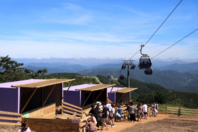 Visitors look at farm animals on High1 Gureumarae Animal Farm in Jeongseon, Gangwon Province. (Gangwon Land)