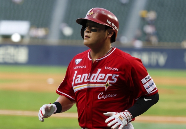 This photo shows SSG Landers designated hitter Choo Shin-soo heading to the dugout during a match against LG Twins at Jamsil Baseball Stadium in Songpa-gu, Seoul, Aug. 21. (Yonhap)