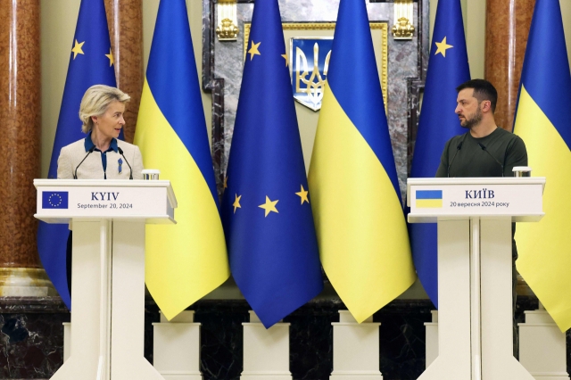 European Commission President Ursula von der Leyen (left) speaks during a joint press conference with Ukrainian President Volodymyr Zelensky in Kyiv, Ukraine, on Friday, amid the Russian invasion in Ukraine. (AFP-Yonhap)