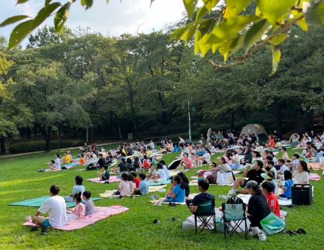 Families picnic during a movie screening at Seoul Children's Grand Park in Gwangjin-gu, eastern Seoul. (Seoul Facilities Corporation)