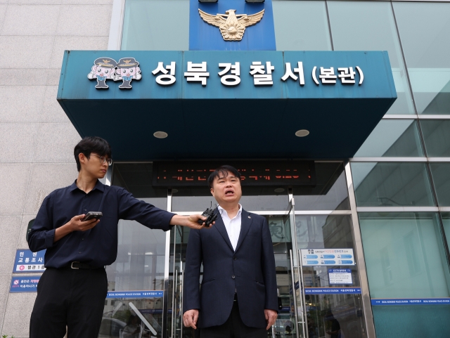 Lim Hyun-taek, president of the Korea Medical Association, speaks to reporters on Saturday after meeting with a trainee doctor arrested for blacklisting doctors who refused to participate in the nationwide walkout. (Yonhap)