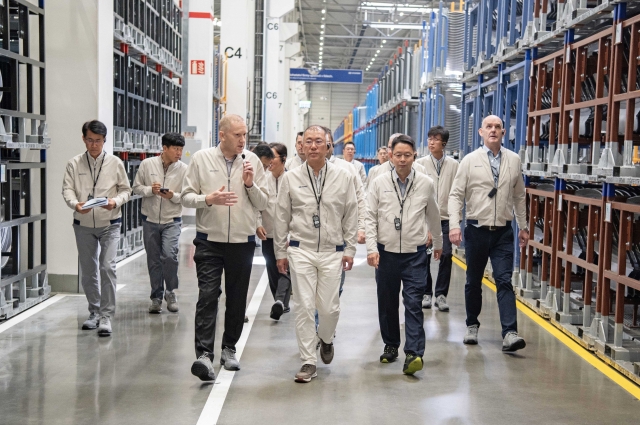 Hyundai Motor Group Executive Chair Chung Euisun (center) tours the production line at the company's Nosovice plant in the Czech Republic on Thursday alongside Martin Klicnik (left), head of the production division, and Lee Chang-ki (right), president of Hyundai Motor Manufacturing Czech. (Hyundai Motor Group)