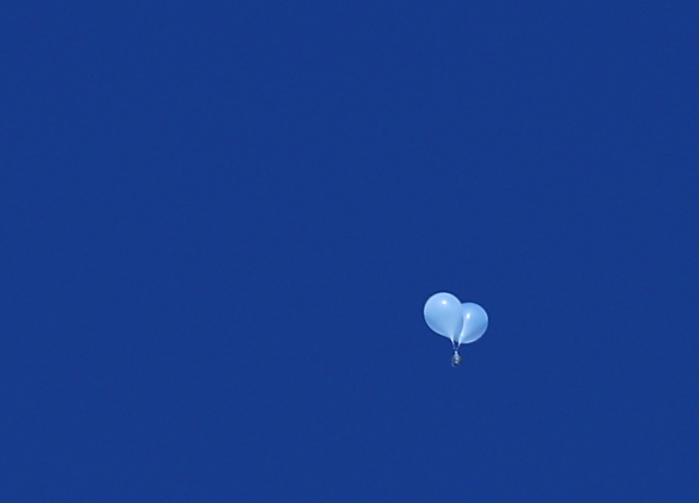 Trash balloons floated by North Korea are spotted in skies above Seoul on Monday. (Yonhap)