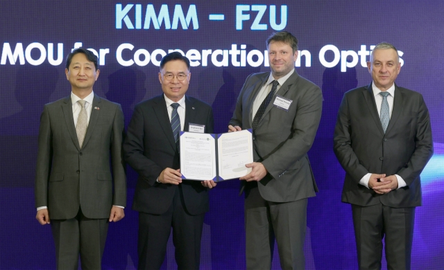 Industry Minister Ahn Duk-geun (left), poses for a photo with Kong Young-gon (2nd from left), a senior official from Korea Hydro & Nuclear Power; Ales Doucek (2nd from right, the head of the Czech Hydrogen Technology Platform; and Czech Industry Minister Jozef Sikela in Prague on Friday, in this photo released by KHNP. (Yonhap)