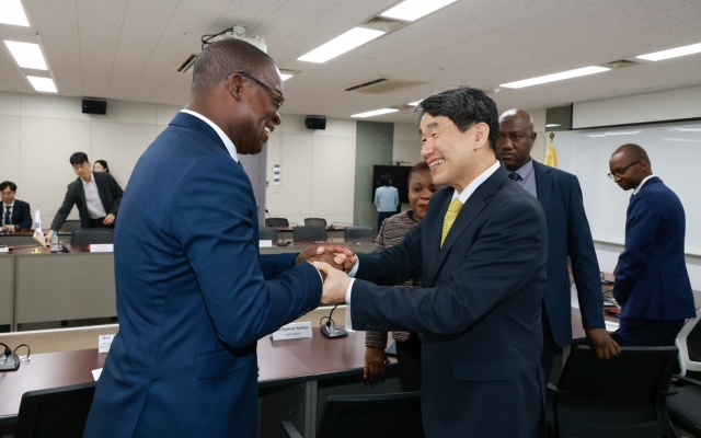 Deputy Prime Minister and Education Minister Lee Ju-ho (right) shakes hands with Amon Murwira, Zimbabwean Minister of Higher and Tertiary Education, at Government Complex Seoul on Monday at their first meeting to discuss educational collaboration. (Ministry of Education)