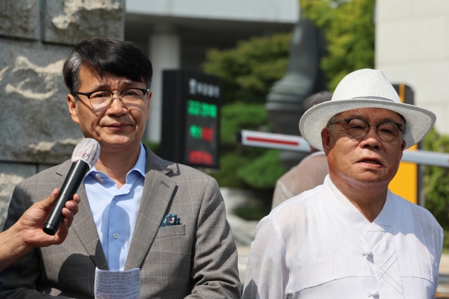 In this file photo, pastor Choi Jae-young (left) holds a press conference in front of the Supreme Prosecutors Office in southern Seoul on Tuesday, demanding a reinvestigation into first lady Kim Keon Hee over a luxury bag scandal. (Yonhap)