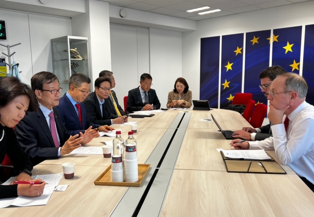 Yoon Jin-sik (second from left), chairman of the Korea International Trade Association, speaks during a meeting with Patrick Anthony Child (right), deputy director-general of the European Commission’s Environment Directorate-General, in Brussels, Monday. (KITA)