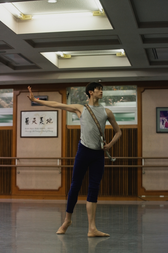 Jeon Min-chul rehearses for “La Bayadere.” (Universal Ballet)