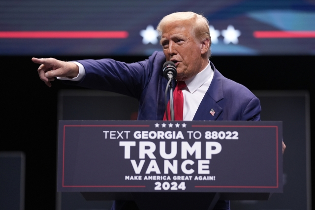 Republican presidential nominee and former U.S. President Donald Trump makes a campaign speech at the Johnny Mercer Theatre Civic Center in Savannah, Georgia, on Sept. 24 in this photo released by AP. (Yonhap)