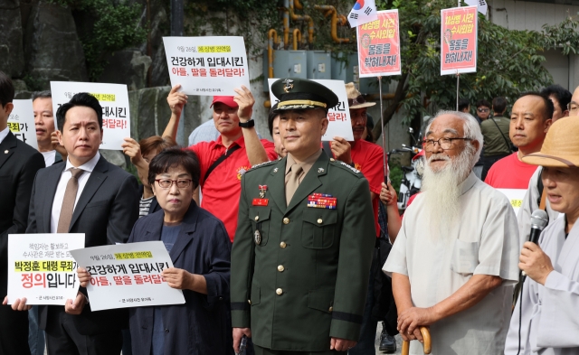 Col. Park Jung-hun (third from left), who have accused Maj. Gen. Im Sung-keun and seven other military officials of being responsible for death of Marine Cpl. Chae Su-geun, attends press conference held in Yongsan-gu with his supporters, Wednesday. (Yonhap)