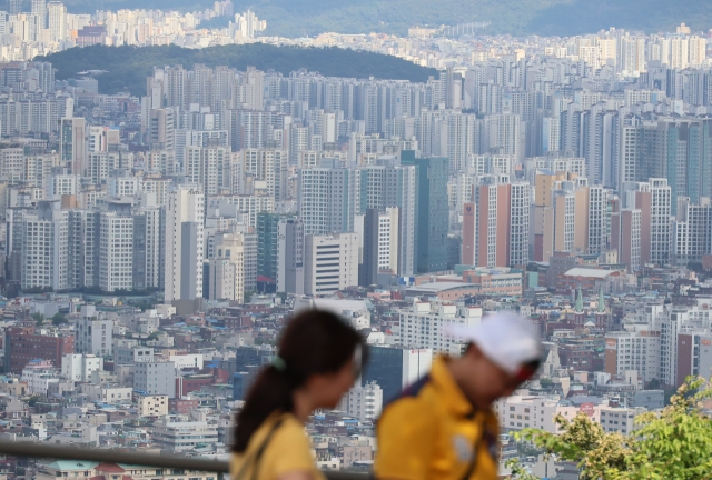 This photo taken on Wednesday shows apartment complexes in southern Seoul, seen from Namsan Mountain. (Yonhap)