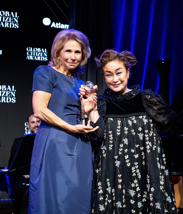 Vice Chairperson of CJ Group Miky Lee (right) holds her Global Citizen Award trophy with Shari Redstone, chair of Paramount Global, at the Atlantic Council’s ceremony in New York on Monday. (CJ Group)