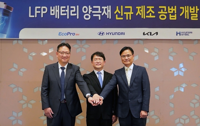 Chung Seung-jun (right), managing director of the materials for electrification development center at Hyundai Motor Group, Seo Jun-won (center), director of the research and planning division at EcoPro BM, and Im Hee-joong, managing director at the advanced development center at Hyundai Steel, pose for a photo on Wednesday at a hotel in Daejeon. (Hyundai Motor Group)