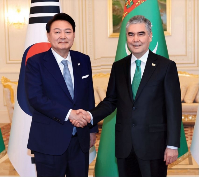 National Leader of Turkmen people, Chairman of the Halk Maslahaty Gurbanguly Berdimuhamedov (right), and the President of the Republic of Korea Yoon Suk Yeol