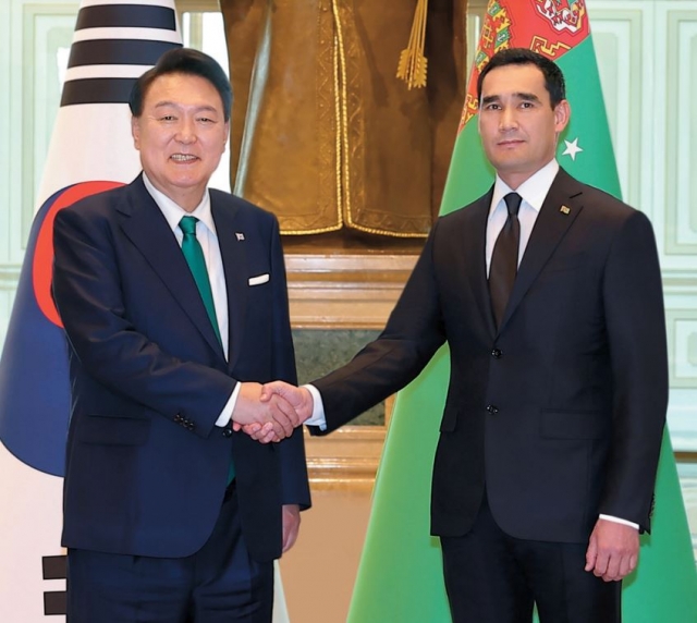 President of Turkmenistan Serdar Berdimuhamedov (right) and the President of the Republic of Korea Yoon Suk Yeol, in June in Ashgabat, Turkmenistan