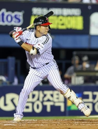 The LG Twins won their final home game of the regular season behind a three-hit performance from catcher Lee Joo-heon in his first career start. LG won 6-3 at home against the Kiwoom Heroes of the 2024 Shinhan SOL Bank KBO League on Saturday at Jamsil Stadium in Seoul. (Yonhap)