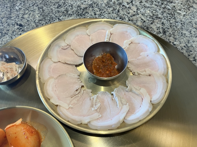 Cold steamed pork slice (Kim Da-sol/The Korea Herald)