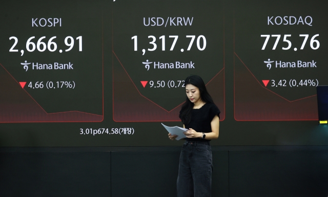 An electronic board showing the Korea Composite Stock Price Index at a dealing room of the Hana Bank headquarters in Seoul on Friday. (Yonhap)