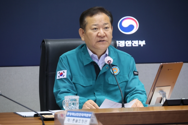 Interior Minister Lee Sang-min presides over a government meeting in Seoul on Friday, in response to medical doctors' ongoing walkouts. (Yonhap)