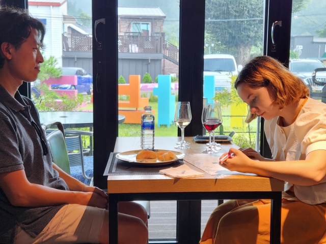 A couple participates in a Korean wine-themed program at Sinabro Winery in Yeongdong, North Chungcheong Province. (Sinabro Winery)