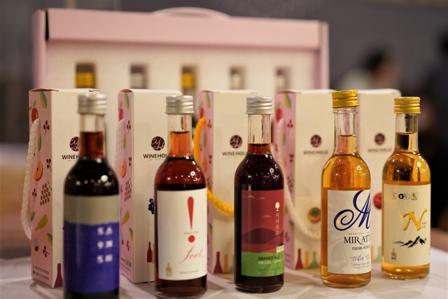 Korean wines are on display at a wine shop in Yeongdong Wine Tunnel. (Lee Si-jin/The Korea Herald)