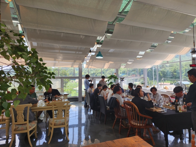 A group of Japanese tourists enjoy the wine tasting program at Sinabro Winery in Yeongdong, North Chungcheong Province. (Sinabro Winery)