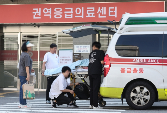 A patient is carried out of the emergency medical center of a major hospital in Seoul on Friday. (Yonhap)