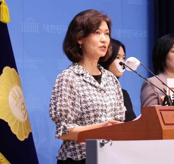 Rep. Kang Kyung-sook of the Rebuilding Korea Party speaks at a press conference on Monday. (Office of Rep. Kang Kyung-sook)